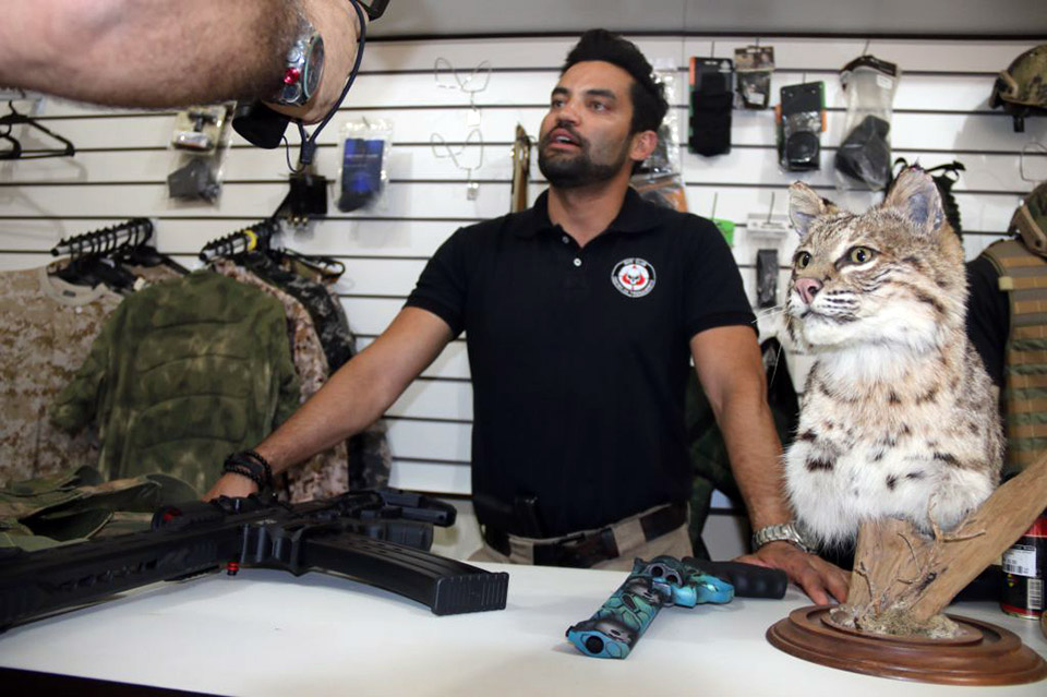 Thiago explica como funciona a caça ao javali, através do Gun Club