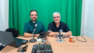 O pároco Ivanaldo Mendonça e o jornalista Leonardo Concon no estúdio do programa 120 Minutos, em Olímpia