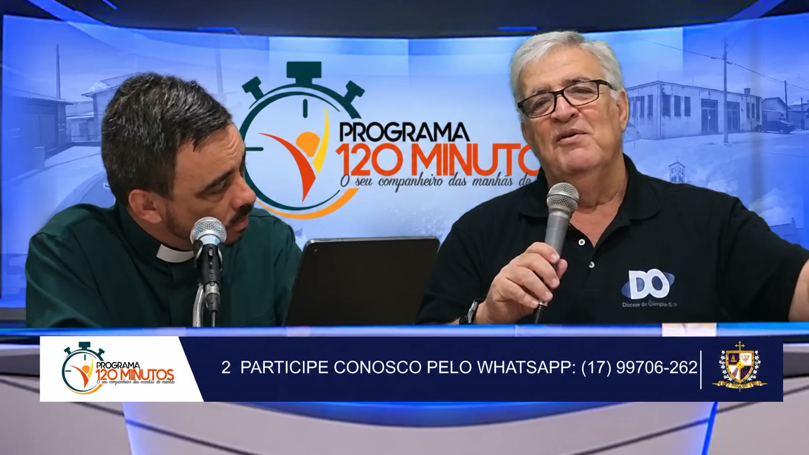 Leonardo Concon fala ao microfone durante o programa 120 Minutos, ao lado do pároco Ivanaldo Mendonça