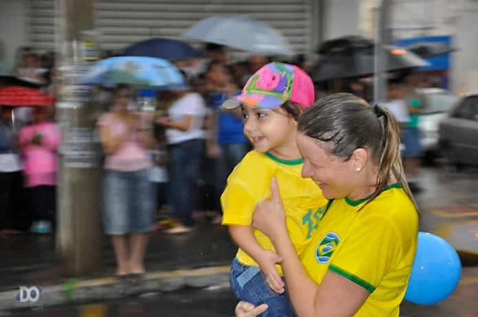 Brava gente, olimpiense: nem a chuva estragou o Desfile da P&aacute;tria