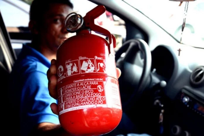 Extintor nos veículos de passeio não será mais obrigatório. Depois de tudo…