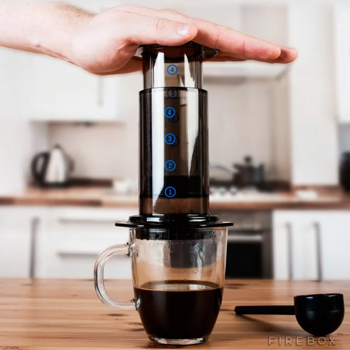 Na Reda&ccedil;&atilde;o, o caf&eacute; &eacute; feito tamb&eacute;m em Aeropress. Mas, o que &eacute;?