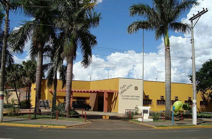 Troca de cadeiras e até cassação no retorno dos vereadores dia 7