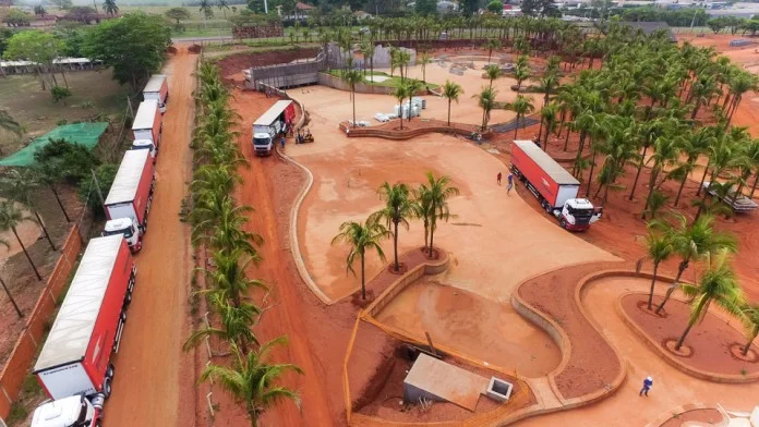 Parque aquático do Hot Beach Olímpia começa a ser montado
