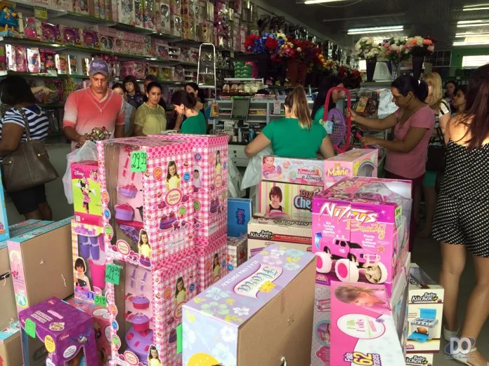 Lojas est&atilde;o autorizadas a permanecerem abertas at&eacute; &agrave;s 18h. Procon orienta compra de brinquedos