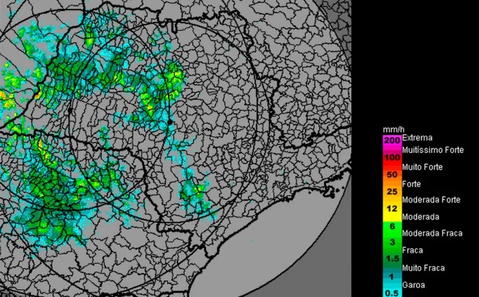 Chuvas fortes est&atilde;o &lsquo;varrendo&rsquo; o Estado com ventos de 45 km/h, inclusive com granizo