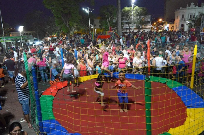 Duas mil crian&ccedil;as se divertiram na Pra&ccedil;a da Matriz