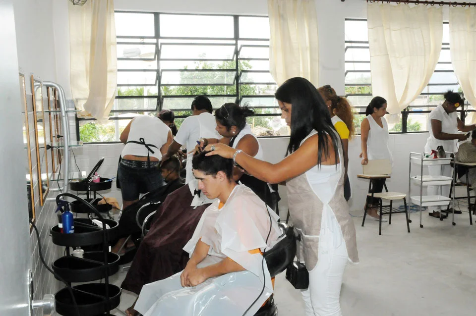 Fundo Social de São Paulo - 💋💄A Escola de Beleza, Estética e Bem-Estar  preparou um passo a passo especial para sua pré-maquiagem: ✓Limpeza da  pele: Lave o rosto com um sabonete específico