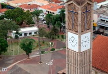 À meia noite, adiante o seu relógio em 1 hora. Gostando ou não…