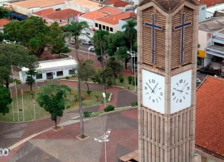 À meia noite, adiante o seu relógio em 1 hora. Gostando ou não…
