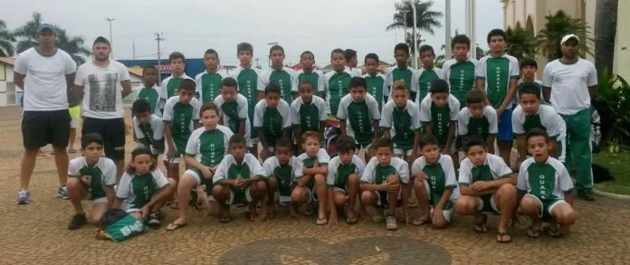 Escolinhas de Futebol de Guaraci recebem uniformes novos para torneios fora de casa
