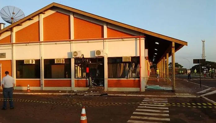Cinco criminosos explodem caixa eletrônico do Bradesco na Guarani