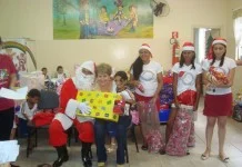 Papai Noel faz entrega de presentes doados por funcionários da Guarani