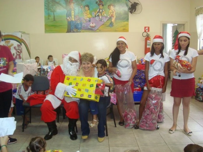 Papai Noel faz entrega de presentes doados por funcionários da Guarani