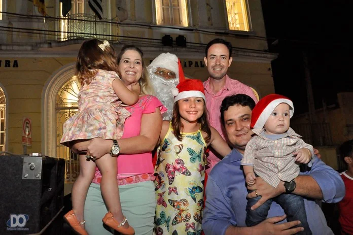 Comércio já abre à noite e praça lota para receber Papai Noel e sua comitiva