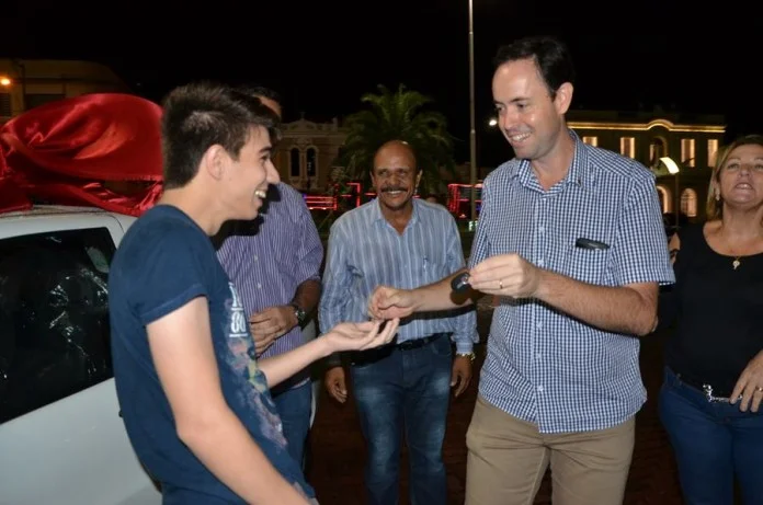 Jovem consumidor leva o carro zero quilômetro da campanha da ACIO