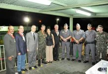 Civis e militares foram condecorados pelo TG no Dia do Exército
