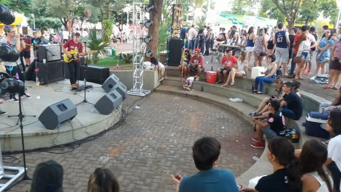 Terceira edição do Grito Rock reuniu amantes do gênero na praça