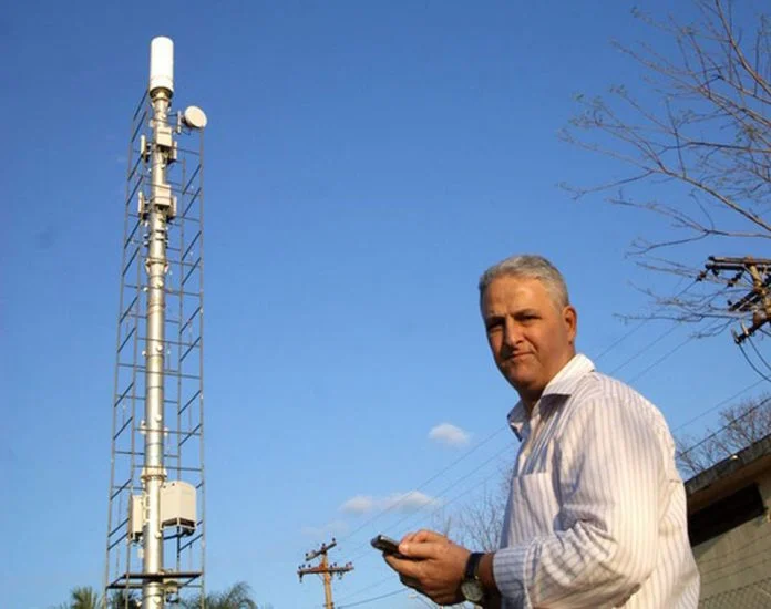 Salata critica empresas de internet e telefonia celular pela ‘ganância’ e serviços ‘ruins’