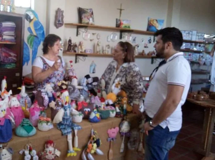 Artesãos recebem visita da subsecretária da SUTACO
