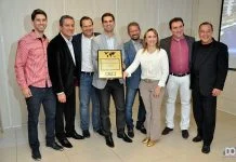 Empreendedores, sócios e RCI, na entrega da placa de filiação