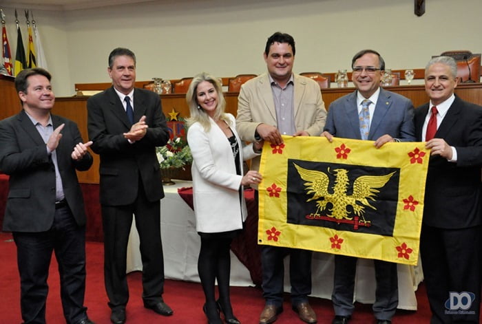 Mabel segura a bandeira de Olímpia, com Salata, Geninho, Ana Cláudia, Marco Coca e Beto Puttini