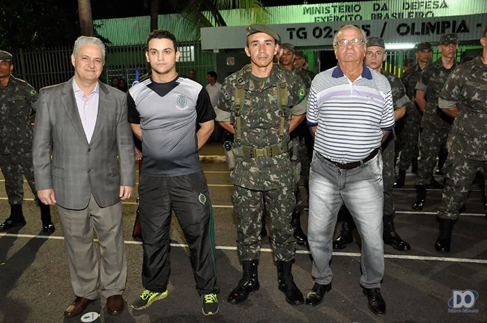Presidente da Câmara Salata (esq.) com o atirador mais novo da turma anterior, Samuel Mello, e o mais antigo, José Carlos de Mello Presidente da Câmara Salata (esq.) com o atirador mais novo da turma anterior, Samuel Mello, e o mais antigo, José Carlos de Mello