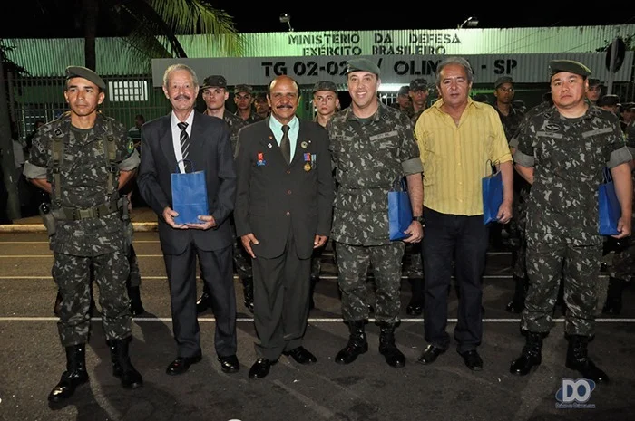 Ex-chefes de instrução com Edvaldo Coragem (esq.) e Zé das Pedras, ao centro: capitão Camilo, tenente Murilo e subtenentes Augusto (Reserva) e Aoki (Gab Vice-Pres. República) Ex-chefes de instrução com Edvaldo Coragem (esq.) e Zé das Pedras, ao centro: capitão Camilo, tenente Murilo e subtenentes Augusto (Reserva) e Aoki (Gab Vice-Pres. República)