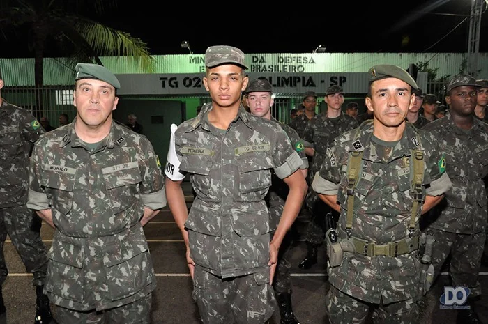 O monitor destaque Teixeira, entre o tenente Murilo (esq.) e o chefe de instrução Coragem O monitor destaque Teixeira, entre o tenente Murilo (esq.) e o chefe de instrução Coragem