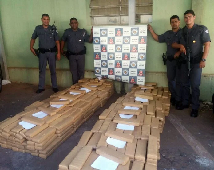 PM prende dois com uma tonelada de maconha na SP-425