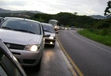A partir desta sexta, veículos devem trafegar com faróis baixos nas rodovias