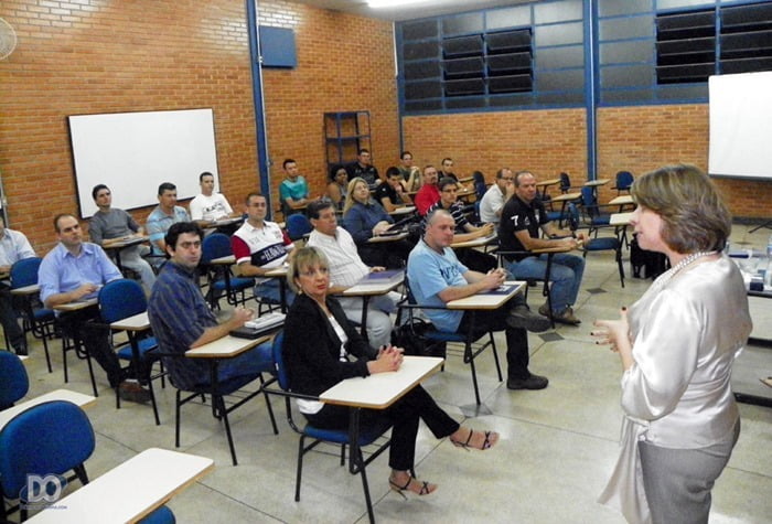 Ana Cássia Milare de Carvalho na aula inaugural, tendo Tina Riscali à frente