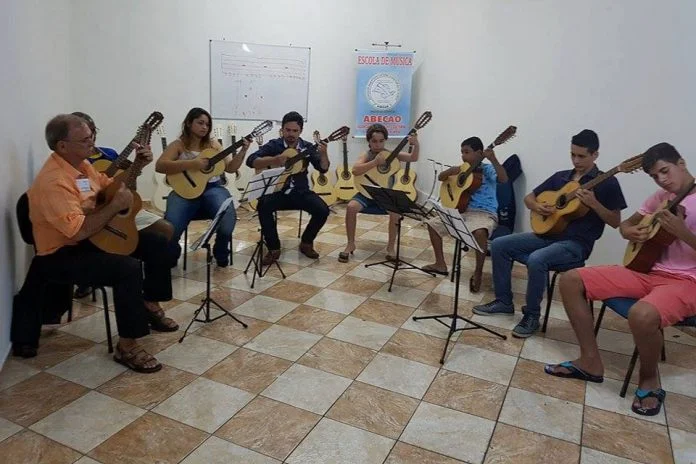 Orquestra de Viola e Projeto Coral da Escola de Música se apresentam hoje na Casa do Caipira