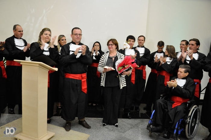 Lúcia Lameiro, esposa do aluno falecido em 2014, Robson, recebe homenagem dos formandos