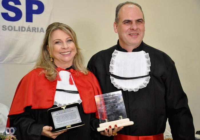 Fabiano Trinca entrega placas para a ex-coordenadora do Curso Ana Milare