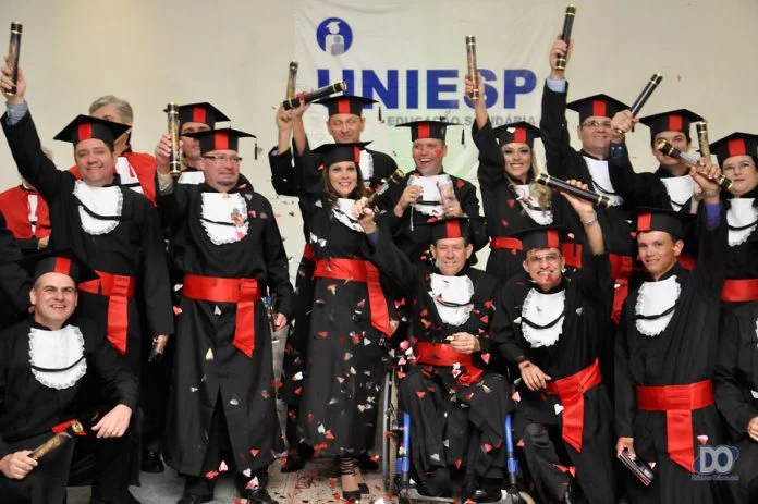 Emoção na diplomação da 1ª Turma do Curso de Direito de Olímpia Faer/Uniesp