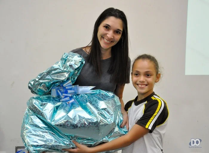 Aluna Maria Eduarda com a professora Amanda Andrade Aluna Maria Eduarda com a professora Amanda Andrade