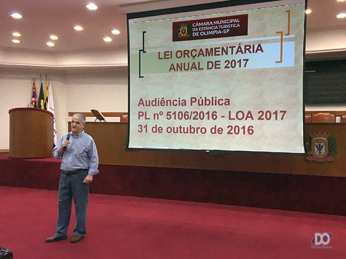 Presidente da Câmara Luiz Salata faz a abertura da primeira Audiência Pública para discutir o Orçamento 2017