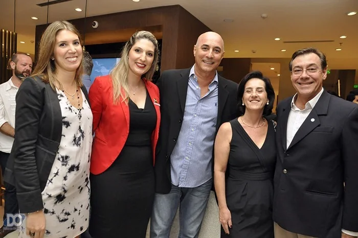 Sarah e Marianela (E) com o Diretor Regional da TV Tem Luiz Ricardo Queiroz (centro), e convidados Sarah e Marianela (E) com o Diretor Regional da TV Tem Luiz Ricardo Queiroz (centro), e convidados