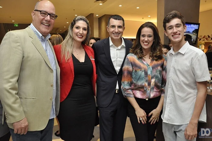 Gerente Geral Rio Preto Sarah, com gerente-geral do Grand Hyatt Rio de Janeiro e vice-presidente da marca na América do Sul, Christophe Lorvo, diretor geral do SBT Interior, Luiz Barreto, com esposa/apresentadora Mira Filizola, e filho Miguel Gerente Geral Rio Preto Sarah, com gerente-geral do Grand Hyatt Rio de Janeiro e vice-presidente da marca na América do Sul, Christophe Lorvo, diretor geral do SBT Interior, Luiz Barreto, com esposa/apresentadora Mira Filizola, e filho Miguel
