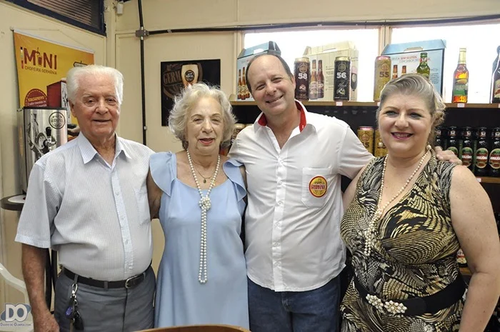Eduardo Vendramel com seus pais e irmã
