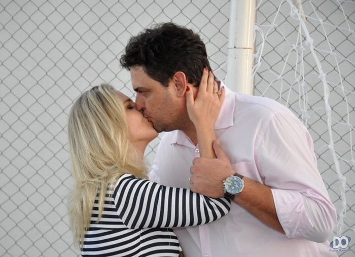 O beijo de agradecimento de Ana ao marido e prefeito Geninho: missão cumprida