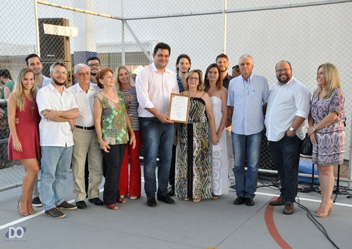 Família Pagoto recebe das mãos do prefeito Geninho o decreto denominando a Quadra Poliesportiva