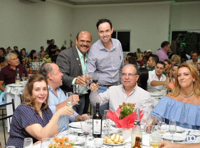 Prefeito e vice eleitos comemoram com comerciantes campanha “Sonho de Natal”