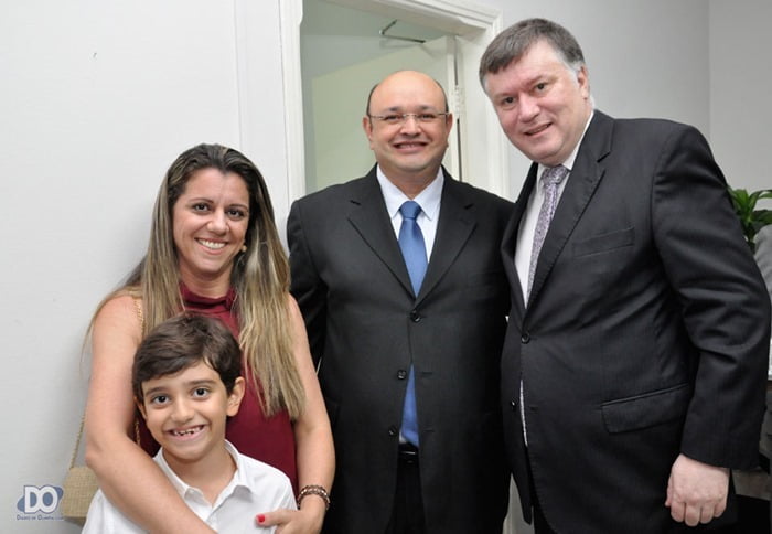 Casal Márcio Diniz, e filho, recebem o presidente Marcos da Costa
