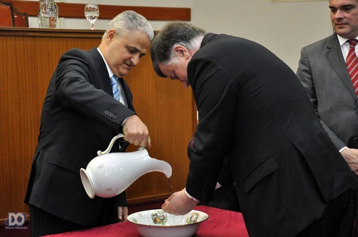 Presidente Luiz Salata na cerimônia do 'lava mãos' com Marcos da Costa