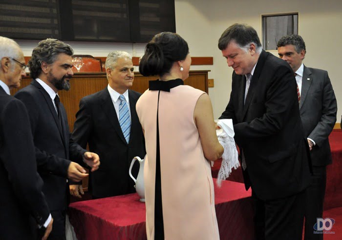 Casal Caia e Iscilla Piton enxuga as mãos do presidente da OAB-SP com toalha de linho