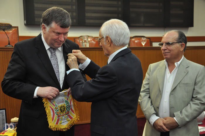 Marcos da Costa recebe flâmula e 'pin' da Câmara através de Edgar Piton