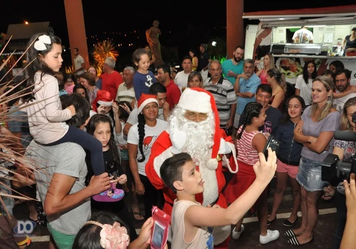 A chegada do Papai Noel Oficial de Olímpia cercada de muitas crianças A chegada do Papai Noel Oficial de Olímpia cercada de muitas crianças