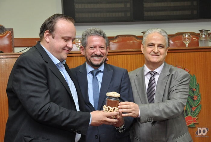 Pitta Polisello entrega o frasco com terra olimpiense ao novo cidadão